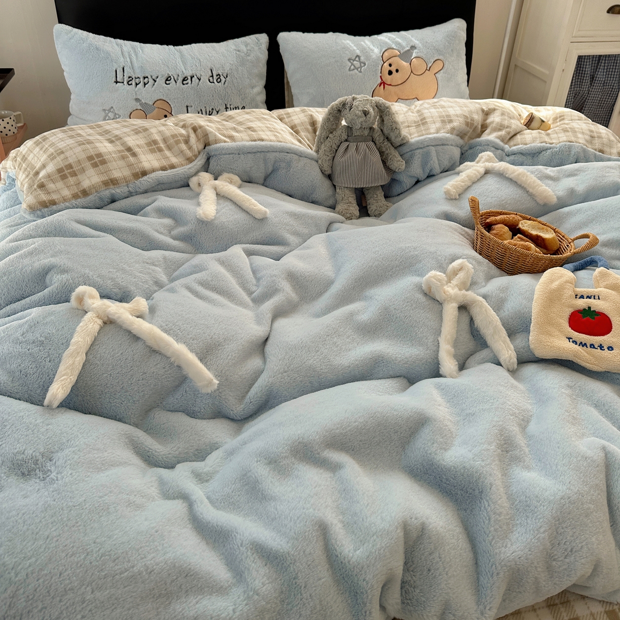 91家纺网 家纺一手货源 找家纺 盼季家纺 2025新款贴布绣牛奶绒立体蝴蝶结加厚保暖秋冬四件套-风格二 蝴蝶结牛奶绒-奶蓝小狗