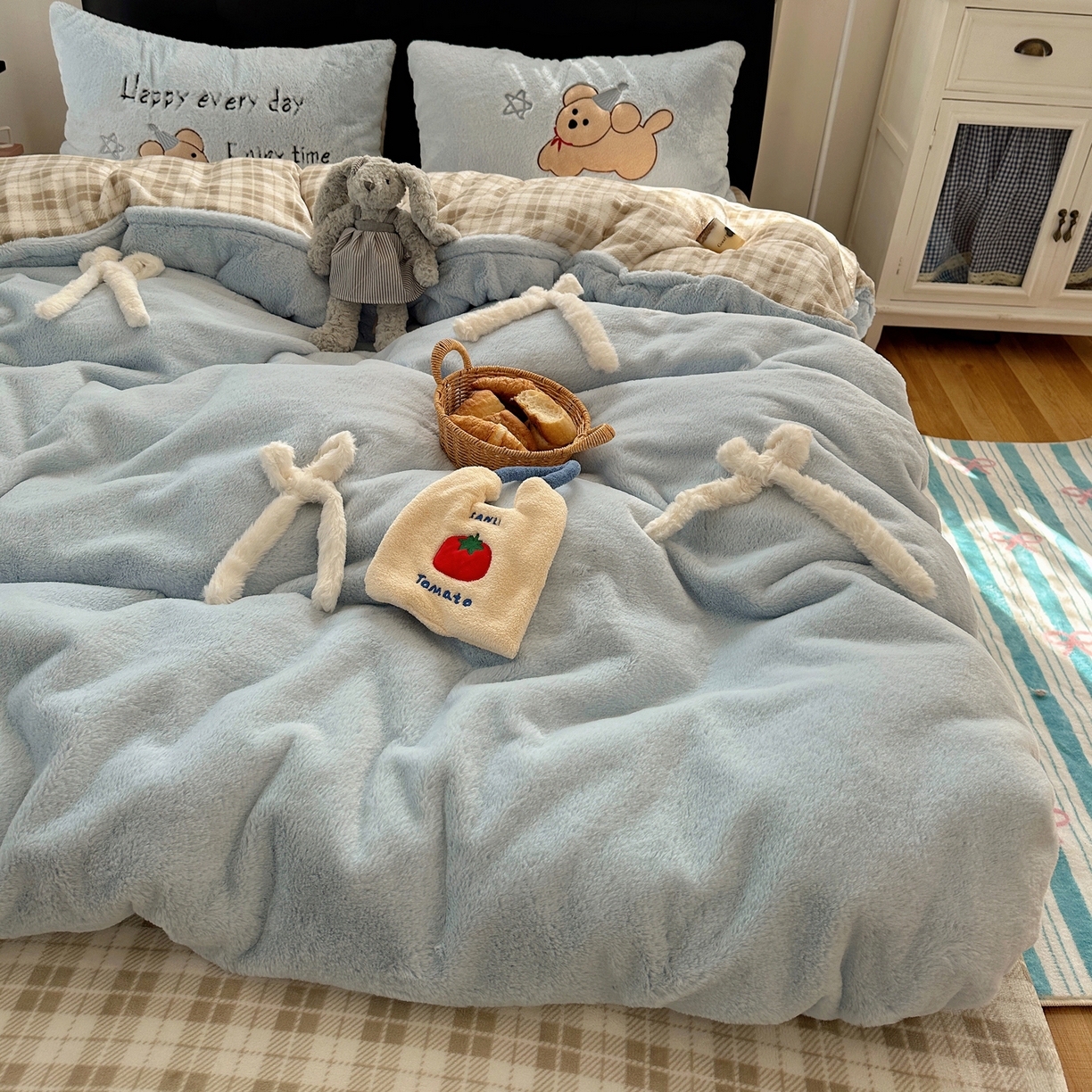 91家纺网 家纺一手货源 找家纺 盼季家纺 2025新款贴布绣牛奶绒立体蝴蝶结加厚保暖秋冬四件套-风格二 蝴蝶结牛奶绒-奶蓝小狗