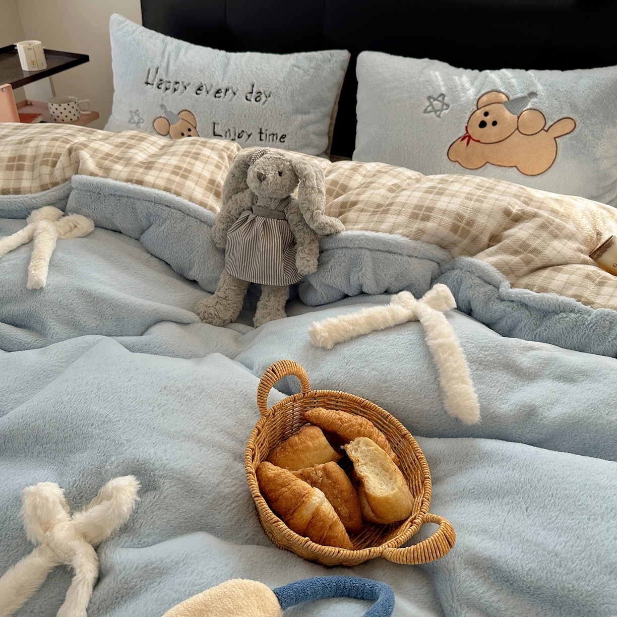 91家纺网 家纺一手货源 找家纺 盼季家纺 2025新款贴布绣牛奶绒立体蝴蝶结加厚保暖秋冬四件套-风格二 蝴蝶结牛奶绒-奶蓝小狗