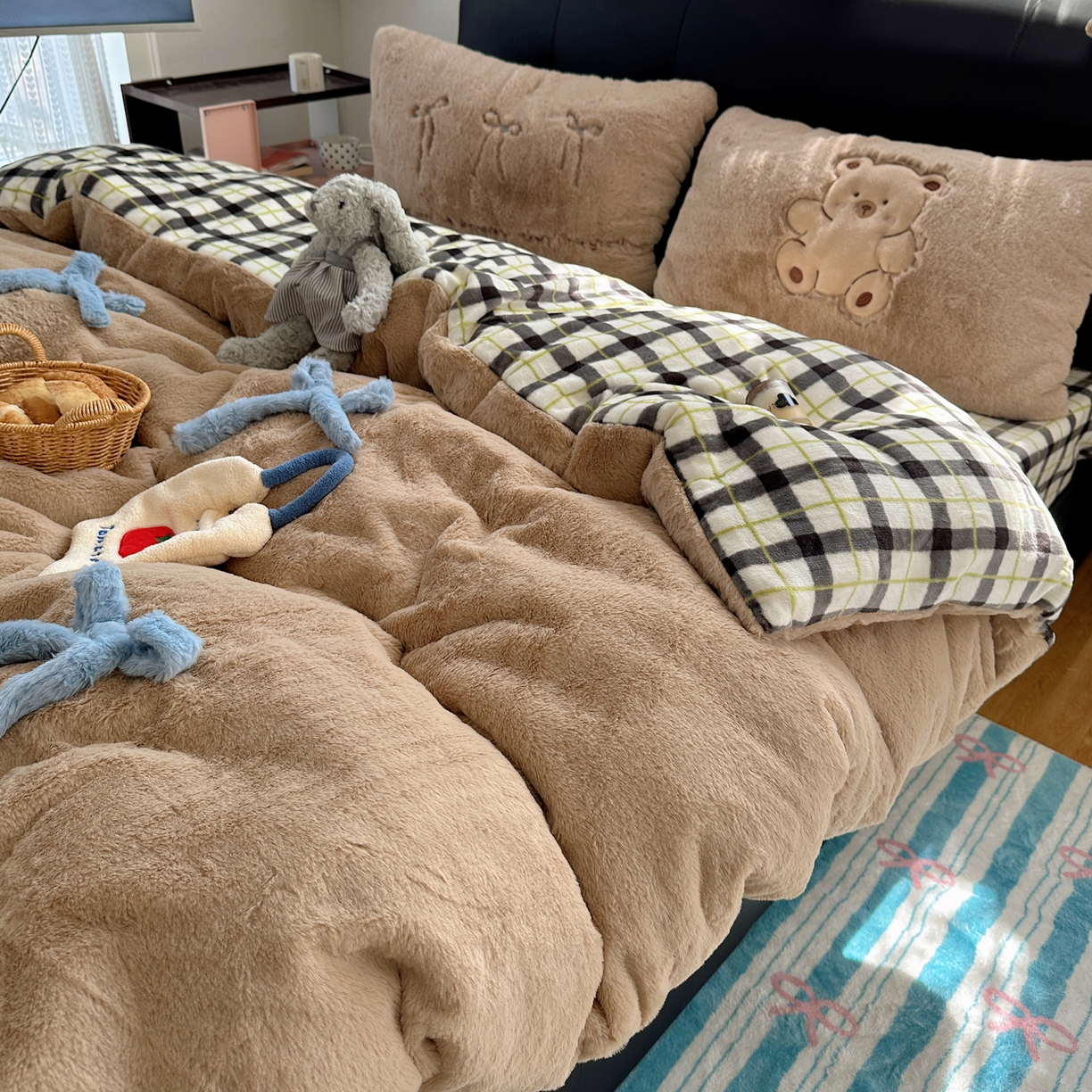 91家纺网 家纺一手货源 找家纺 盼季家纺 2025新款贴布绣牛奶绒立体蝴蝶结加厚保暖秋冬四件套-风格二 蝴蝶结牛奶绒-咖咖小熊