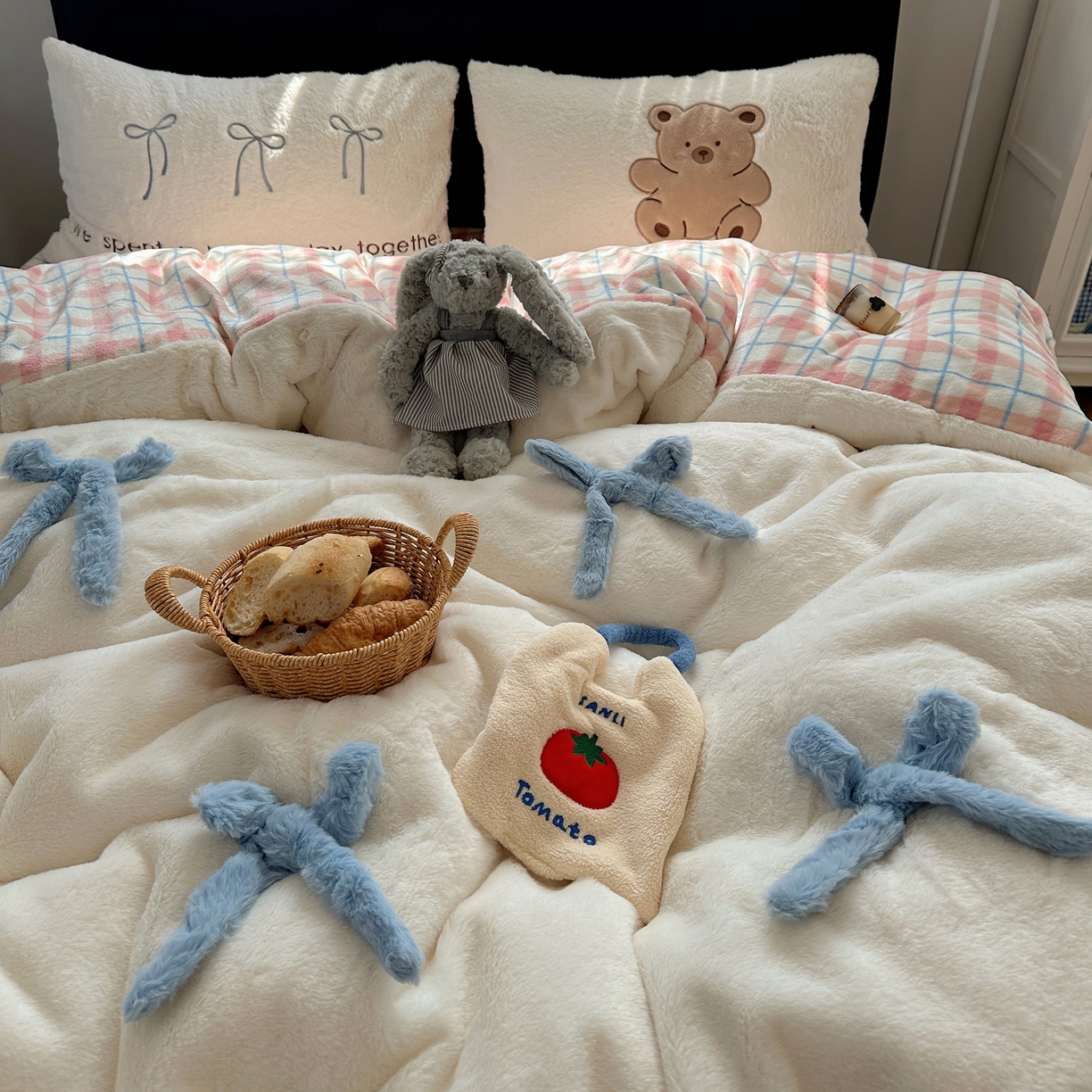 91家纺网 家纺一手货源 找家纺 盼季家纺 2025新款贴布绣牛奶绒立体蝴蝶结加厚保暖秋冬四件套-风格二 蝴蝶结牛奶绒-粉白小熊