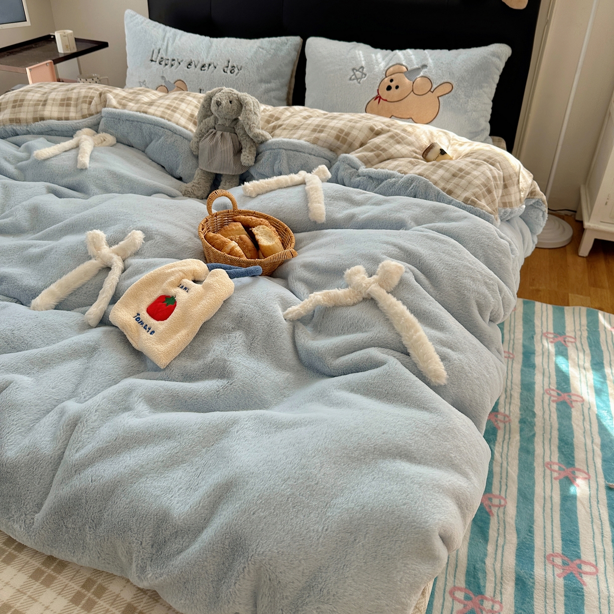 91家纺网 家纺一手货源 找家纺 盼季家纺 2025新款贴布绣牛奶绒立体蝴蝶结加厚保暖秋冬四件套-风格二 蝴蝶结牛奶绒-奶蓝小狗