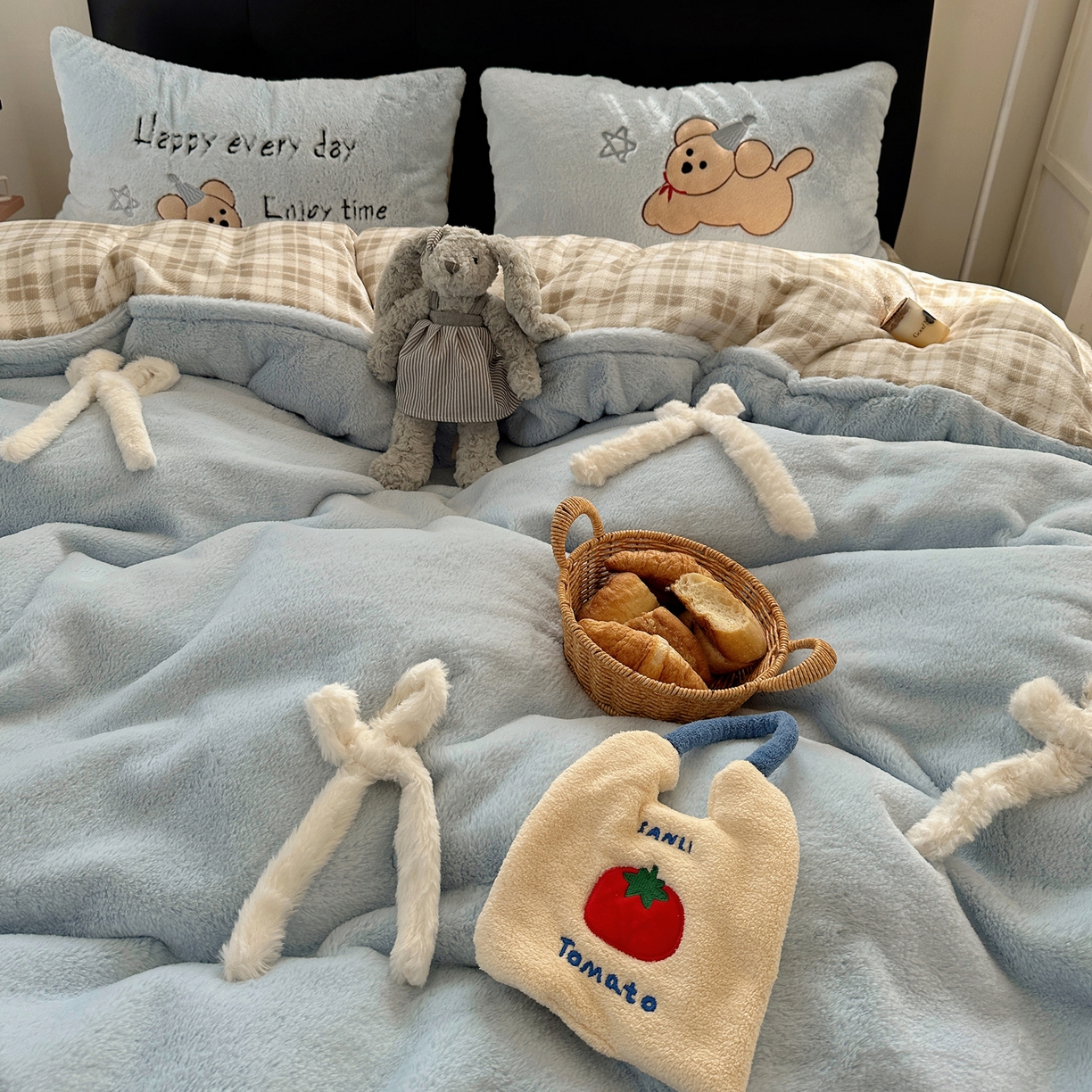 91家纺网 家纺一手货源 找家纺 盼季家纺 2025新款贴布绣牛奶绒立体蝴蝶结加厚保暖秋冬四件套-风格二 蝴蝶结牛奶绒-奶蓝小狗