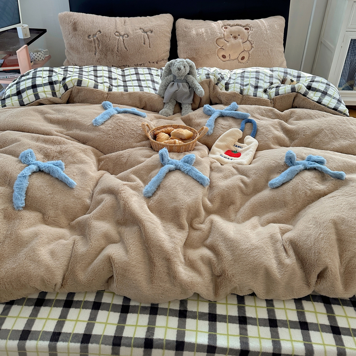 盼季家纺 2025新款贴布绣牛奶绒立体蝴蝶结加厚保暖秋冬四件套-风格二 蝴蝶结牛奶绒-咖咖小熊