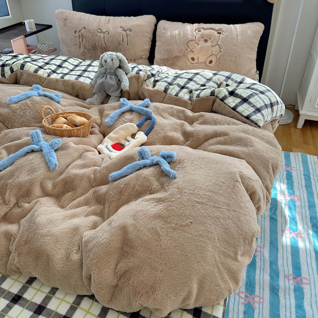 91家纺网 家纺一手货源 找家纺 盼季家纺 2025新款贴布绣牛奶绒立体蝴蝶结加厚保暖秋冬四件套-风格二 蝴蝶结牛奶绒-咖咖小熊