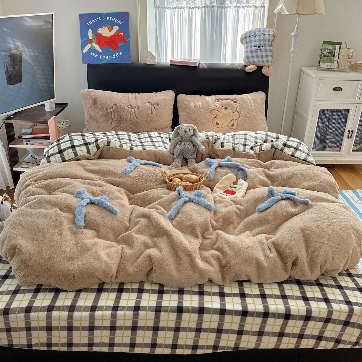 91家纺网 家纺一手货源 找家纺 盼季家纺 2025新款贴布绣牛奶绒立体蝴蝶结加厚保暖秋冬四件套-风格二 蝴蝶结牛奶绒-咖咖小熊