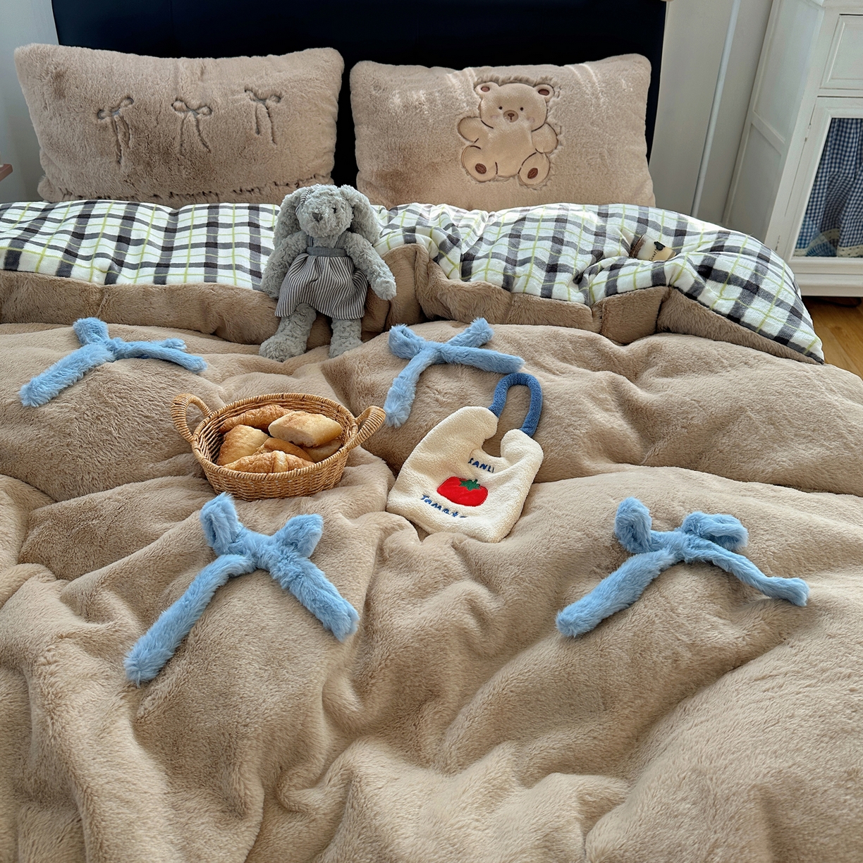 91家纺网 家纺一手货源 找家纺 盼季家纺 2025新款贴布绣牛奶绒立体蝴蝶结加厚保暖秋冬四件套-风格二 蝴蝶结牛奶绒-咖咖小熊