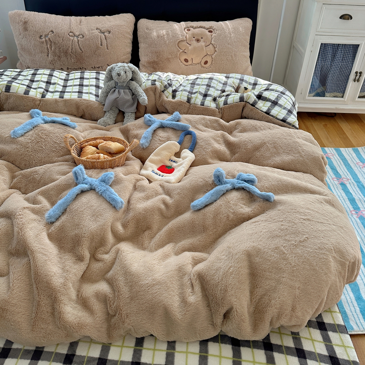 91家纺网 家纺一手货源 找家纺 盼季家纺 2025新款贴布绣牛奶绒立体蝴蝶结加厚保暖秋冬四件套-风格二 蝴蝶结牛奶绒-咖咖小熊