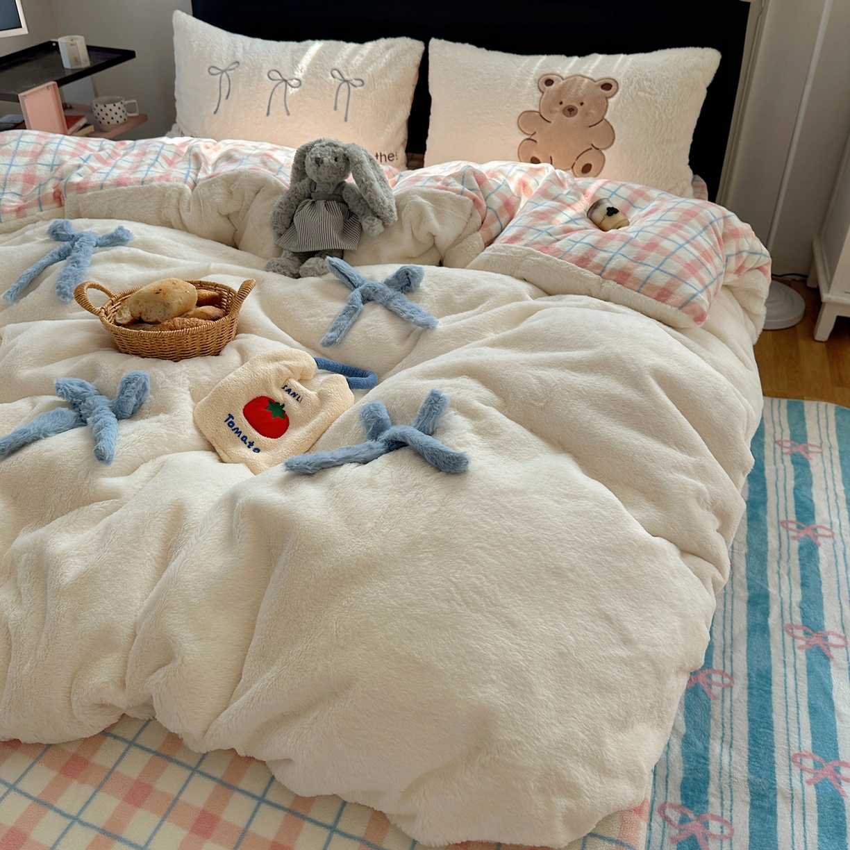 91家纺网 家纺一手货源 找家纺 盼季家纺 2025新款贴布绣牛奶绒立体蝴蝶结加厚保暖秋冬四件套-风格二 蝴蝶结牛奶绒-粉白小熊