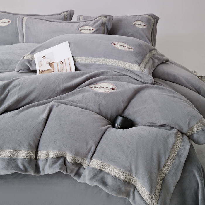 91家纺网 家纺一手货源 找家纺 宅家居 2025新款轻奢小香风高端保暖绒双拼角刺绣全消光高克重牛奶绒四件套-雾林玫瑰 雾林玫瑰-高级灰