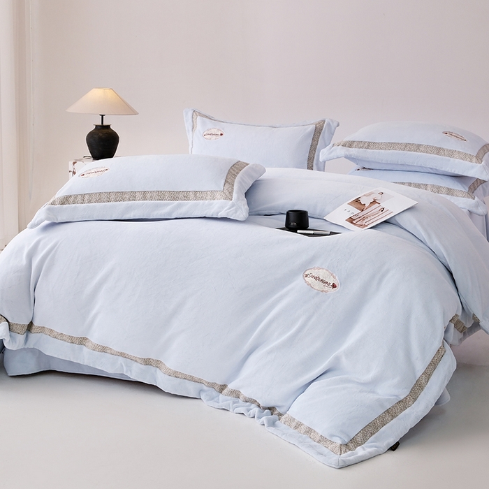 91家纺网 家纺一手货源 找家纺 宅家居 2025新款轻奢小香风高端保暖绒双拼角刺绣全消光高克重牛奶绒四件套-雾林玫瑰 雾林玫瑰-浅云蓝