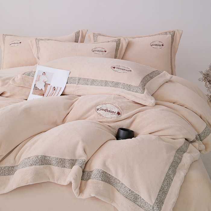 91家纺网 家纺一手货源 找家纺 宅家居 2025新款轻奢小香风高端保暖绒双拼角刺绣全消光高克重牛奶绒四件套-雾林玫瑰 雾林玫瑰-奶油黄