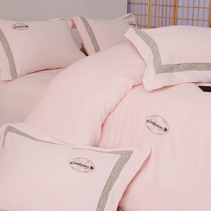 91家纺网 家纺一手货源 找家纺 宅家居 2025新款轻奢小香风高端保暖绒双拼角刺绣全消光高克重牛奶绒四件套-雾林玫瑰 雾林玫瑰-薄纱粉