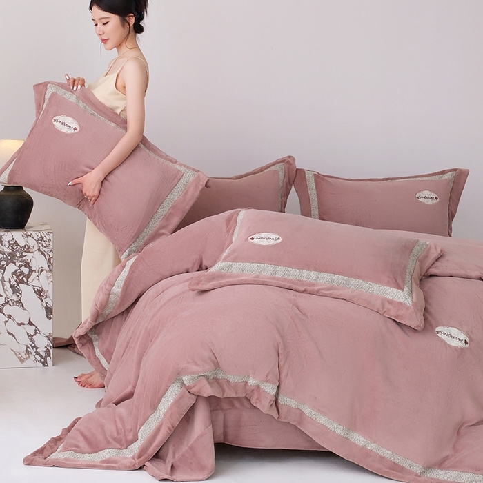 91家纺网 家纺一手货源 找家纺 宅家居 2025新款轻奢小香风高端保暖绒双拼角刺绣全消光高克重牛奶绒四件套-雾林玫瑰 雾林玫瑰-蔷薇粉