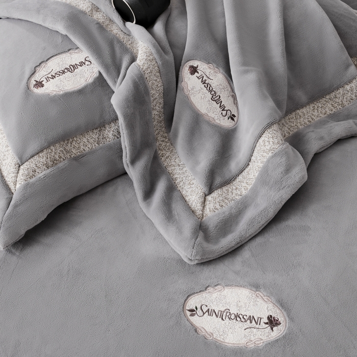 91家纺网 家纺一手货源 找家纺 宅家居 2025新款轻奢小香风高端保暖绒双拼角刺绣全消光高克重牛奶绒四件套-雾林玫瑰 雾林玫瑰-高级灰