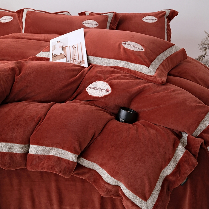 91家纺网 家纺一手货源 找家纺 宅家居 2025新款轻奢小香风高端保暖绒双拼角刺绣全消光高克重牛奶绒四件套-雾林玫瑰 雾林玫瑰-海棠红