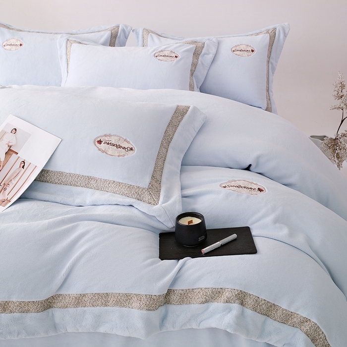 91家纺网 家纺一手货源 找家纺 宅家居 2025新款轻奢小香风高端保暖绒双拼角刺绣全消光高克重牛奶绒四件套-雾林玫瑰 雾林玫瑰-浅云蓝