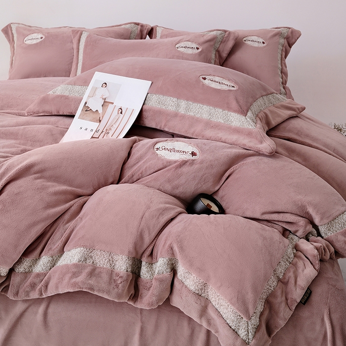 91家纺网 家纺一手货源 找家纺 宅家居 2025新款轻奢小香风高端保暖绒双拼角刺绣全消光高克重牛奶绒四件套-雾林玫瑰 雾林玫瑰-蔷薇粉
