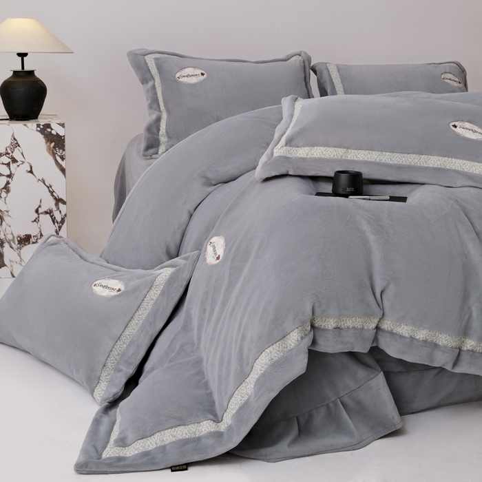 91家纺网 家纺一手货源 找家纺 宅家居 2025新款轻奢小香风高端保暖绒双拼角刺绣全消光高克重牛奶绒四件套-雾林玫瑰 雾林玫瑰-高级灰