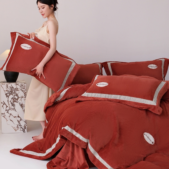 91家纺网 家纺一手货源 找家纺 宅家居 2025新款轻奢小香风高端保暖绒双拼角刺绣全消光高克重牛奶绒四件套-雾林玫瑰 雾林玫瑰-海棠红