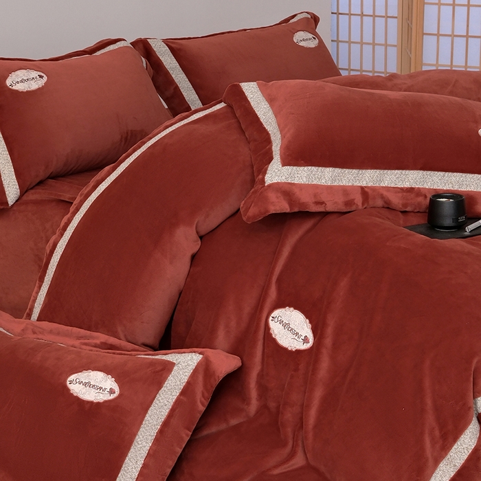 91家纺网 家纺一手货源 找家纺 宅家居 2025新款轻奢小香风高端保暖绒双拼角刺绣全消光高克重牛奶绒四件套-雾林玫瑰 雾林玫瑰-海棠红