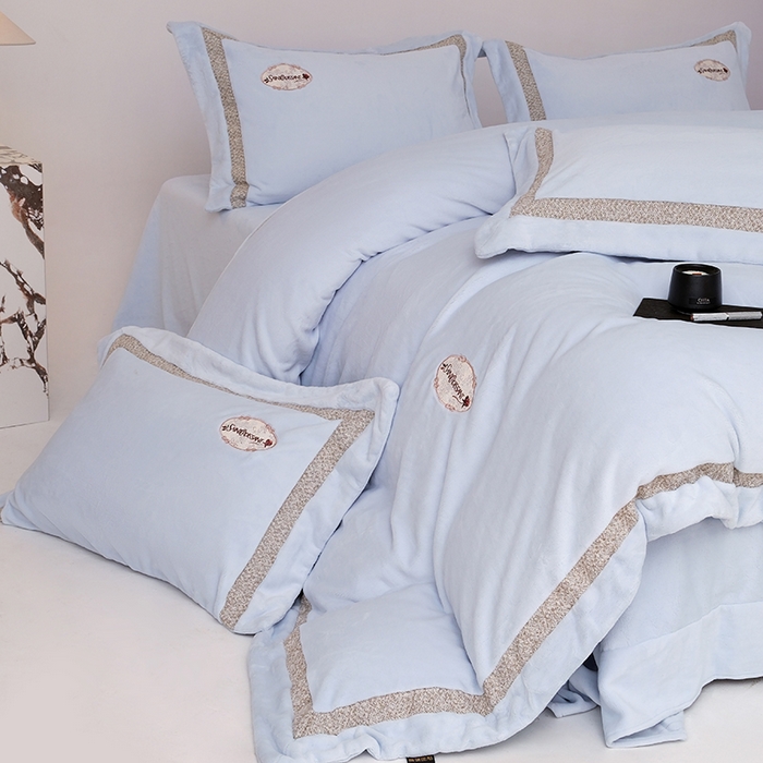 91家纺网 家纺一手货源 找家纺 宅家居 2025新款轻奢小香风高端保暖绒双拼角刺绣全消光高克重牛奶绒四件套-雾林玫瑰 雾林玫瑰-浅云蓝