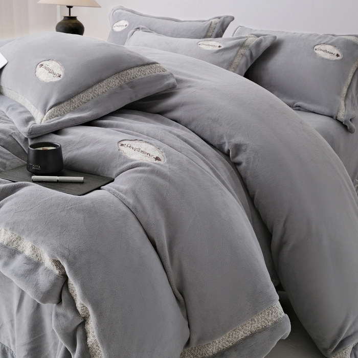 91家纺网 家纺一手货源 找家纺 宅家居 2025新款轻奢小香风高端保暖绒双拼角刺绣全消光高克重牛奶绒四件套-雾林玫瑰 雾林玫瑰-高级灰