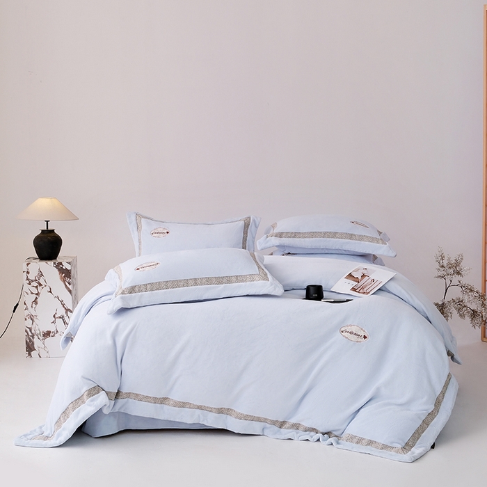 91家纺网 家纺一手货源 找家纺 宅家居 2025新款轻奢小香风高端保暖绒双拼角刺绣全消光高克重牛奶绒四件套-雾林玫瑰 雾林玫瑰-浅云蓝