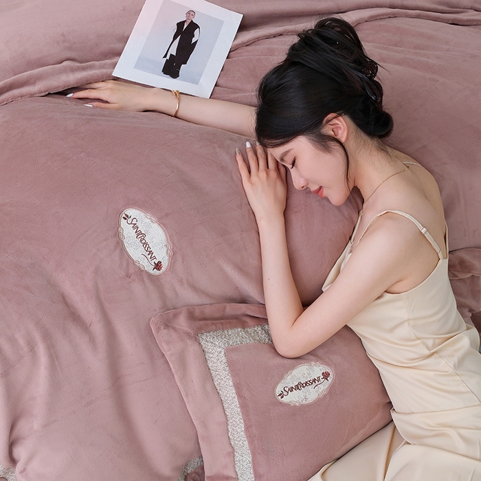 91家纺网 家纺一手货源 找家纺 宅家居 2025新款轻奢小香风高端保暖绒双拼角刺绣全消光高克重牛奶绒四件套-雾林玫瑰 雾林玫瑰-蔷薇粉