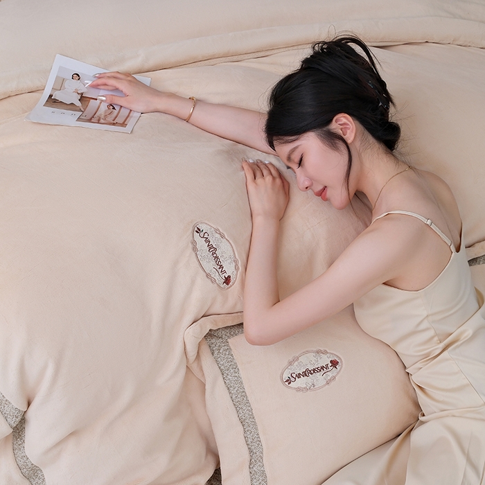 91家纺网 家纺一手货源 找家纺 宅家居 2025新款轻奢小香风高端保暖绒双拼角刺绣全消光高克重牛奶绒四件套-雾林玫瑰 雾林玫瑰-奶油黄