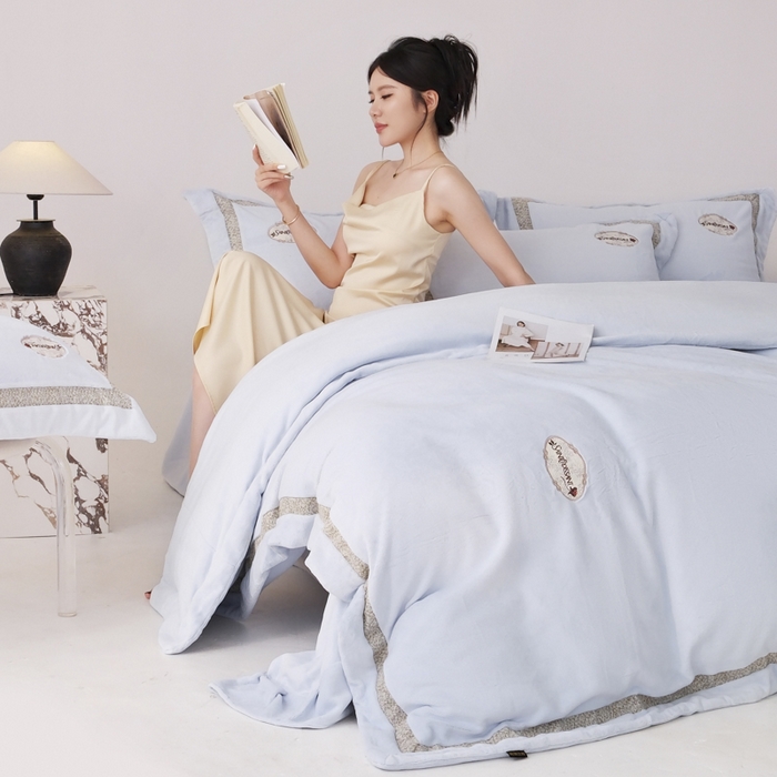 91家纺网 家纺一手货源 找家纺 （总）宅家居 2025新款轻奢小香风高端保暖绒双拼角刺绣全消光高克重牛奶绒四件套-雾林玫瑰