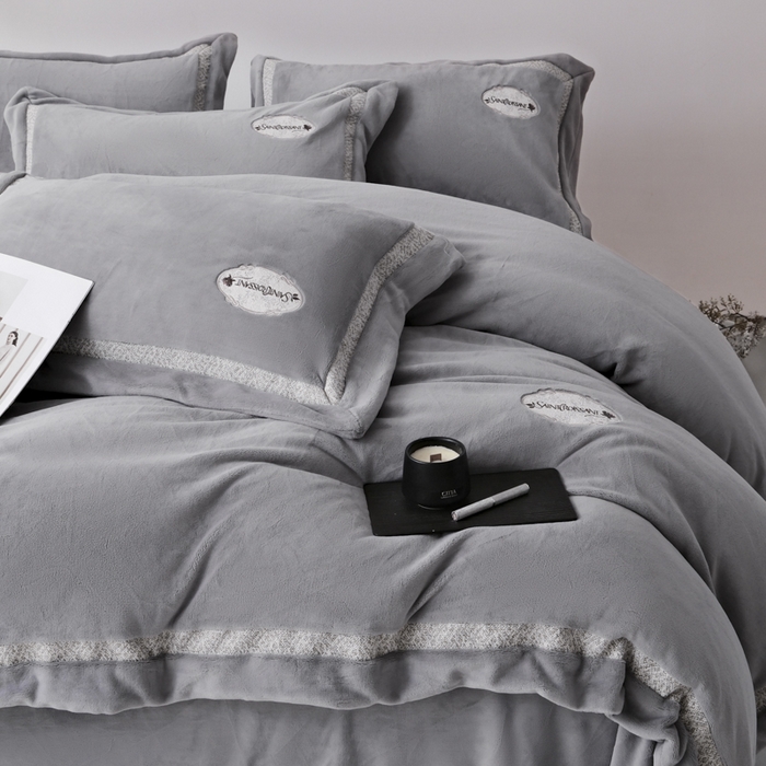 91家纺网 家纺一手货源 找家纺 宅家居 2025新款轻奢小香风高端保暖绒双拼角刺绣全消光高克重牛奶绒四件套-雾林玫瑰 雾林玫瑰-高级灰
