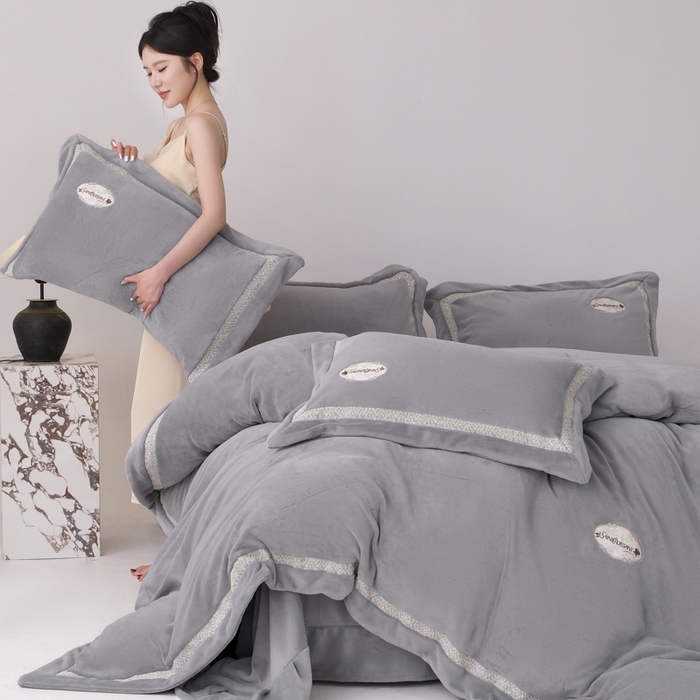 91家纺网 家纺一手货源 找家纺 宅家居 2025新款轻奢小香风高端保暖绒双拼角刺绣全消光高克重牛奶绒四件套-雾林玫瑰 雾林玫瑰-高级灰