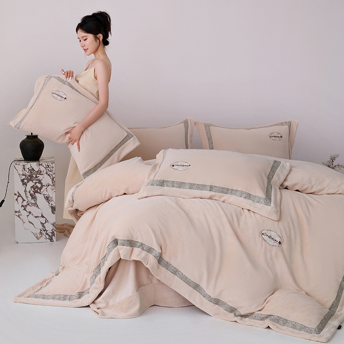 91家纺网 家纺一手货源 找家纺 宅家居 2025新款轻奢小香风高端保暖绒双拼角刺绣全消光高克重牛奶绒四件套-雾林玫瑰 雾林玫瑰-奶油黄