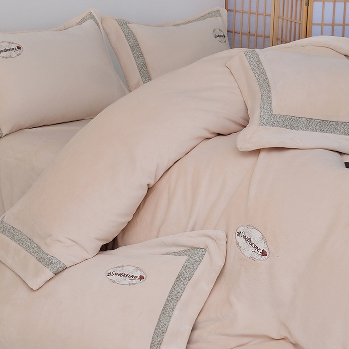 91家纺网 家纺一手货源 找家纺 宅家居 2025新款轻奢小香风高端保暖绒双拼角刺绣全消光高克重牛奶绒四件套-雾林玫瑰 雾林玫瑰-奶油黄