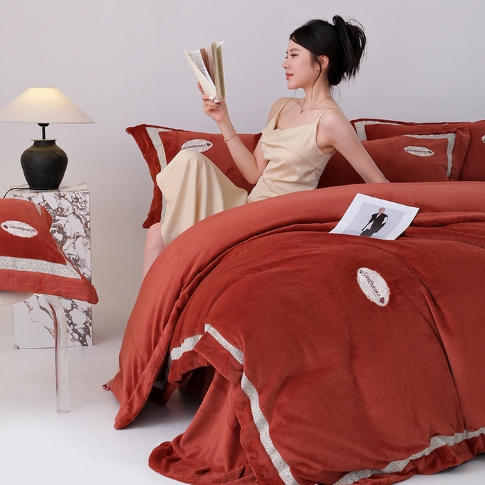 91家纺网 家纺一手货源 找家纺 （总）宅家居 2025新款轻奢小香风高端保暖绒双拼角刺绣全消光高克重牛奶绒四件套-雾林玫瑰