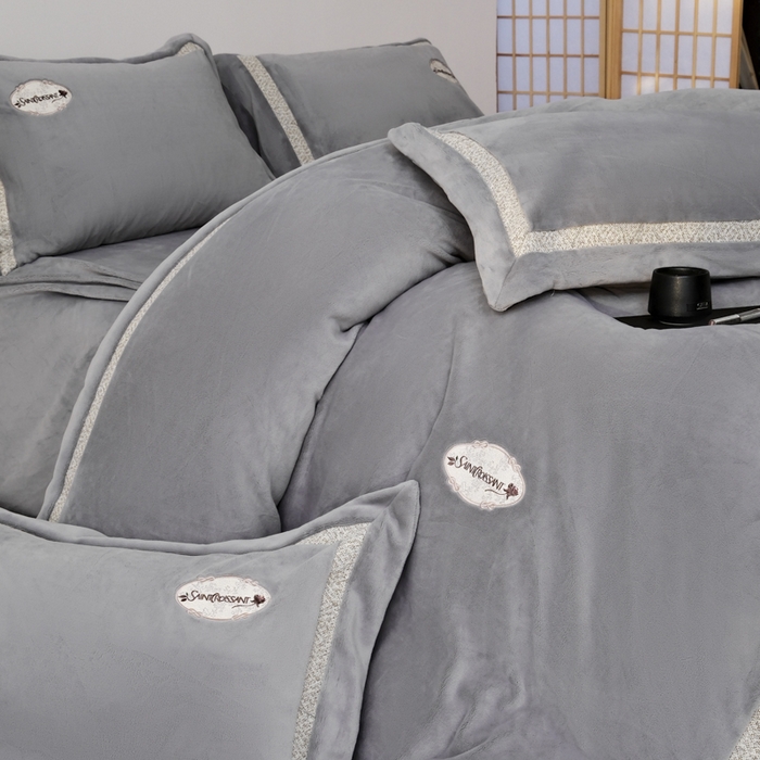 91家纺网 家纺一手货源 找家纺 宅家居 2025新款轻奢小香风高端保暖绒双拼角刺绣全消光高克重牛奶绒四件套-雾林玫瑰 雾林玫瑰-高级灰