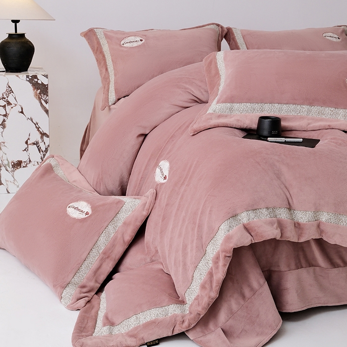 91家纺网 家纺一手货源 找家纺 宅家居 2025新款轻奢小香风高端保暖绒双拼角刺绣全消光高克重牛奶绒四件套-雾林玫瑰 雾林玫瑰-蔷薇粉