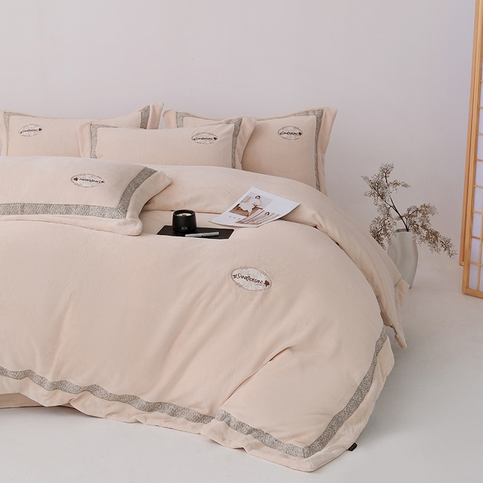 91家纺网 家纺一手货源 找家纺 宅家居 2025新款轻奢小香风高端保暖绒双拼角刺绣全消光高克重牛奶绒四件套-雾林玫瑰 雾林玫瑰-奶油黄