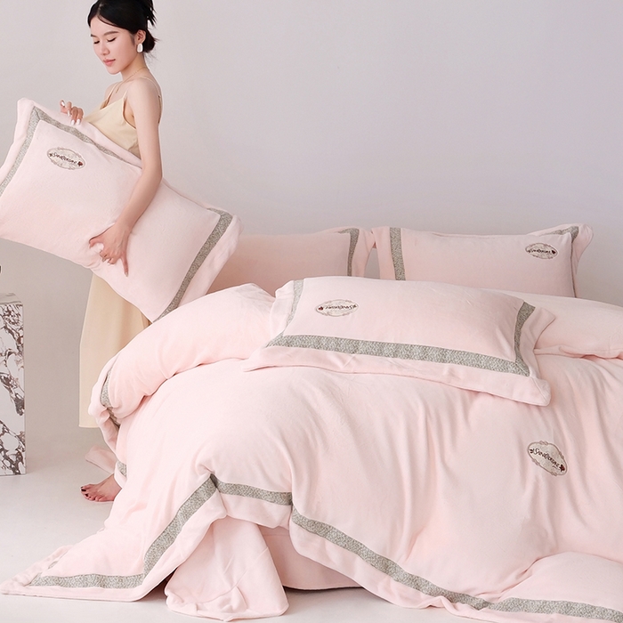 91家纺网 家纺一手货源 找家纺 宅家居 2025新款轻奢小香风高端保暖绒双拼角刺绣全消光高克重牛奶绒四件套-雾林玫瑰 雾林玫瑰-薄纱粉