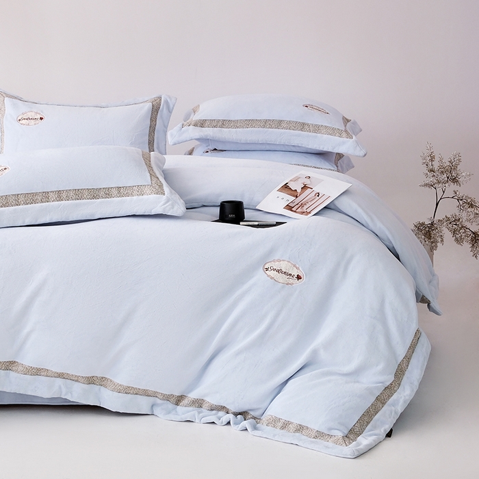 91家纺网 家纺一手货源 找家纺 宅家居 2025新款轻奢小香风高端保暖绒双拼角刺绣全消光高克重牛奶绒四件套-雾林玫瑰 雾林玫瑰-浅云蓝