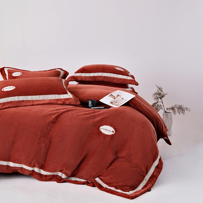 91家纺网 家纺一手货源 找家纺 宅家居 2025新款轻奢小香风高端保暖绒双拼角刺绣全消光高克重牛奶绒四件套-雾林玫瑰 雾林玫瑰-海棠红