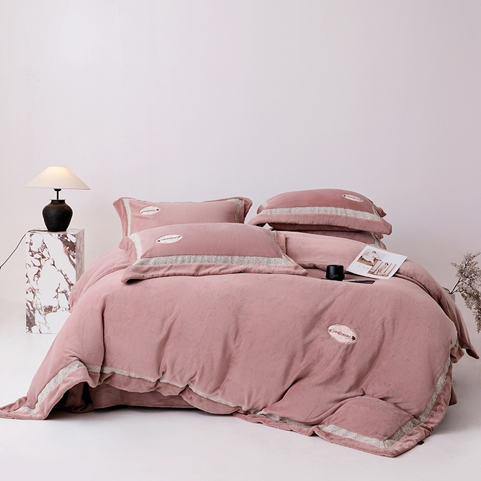 91家纺网 家纺一手货源 找家纺 宅家居 2025新款轻奢小香风高端保暖绒双拼角刺绣全消光高克重牛奶绒四件套-雾林玫瑰 雾林玫瑰-蔷薇粉