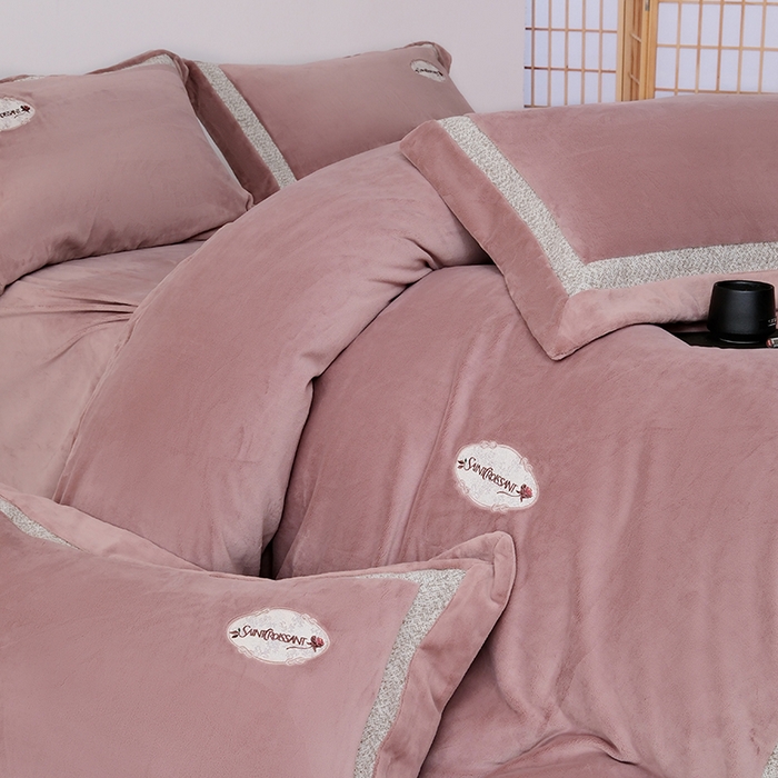 91家纺网 家纺一手货源 找家纺 宅家居 2025新款轻奢小香风高端保暖绒双拼角刺绣全消光高克重牛奶绒四件套-雾林玫瑰 雾林玫瑰-蔷薇粉