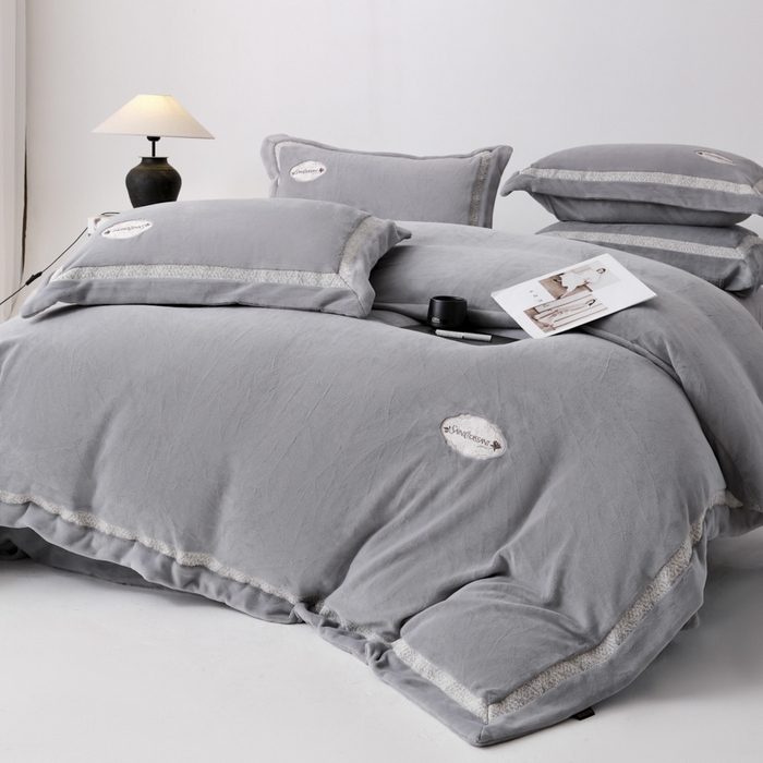 91家纺网 家纺一手货源 找家纺 宅家居 2025新款轻奢小香风高端保暖绒双拼角刺绣全消光高克重牛奶绒四件套-雾林玫瑰 雾林玫瑰-高级灰