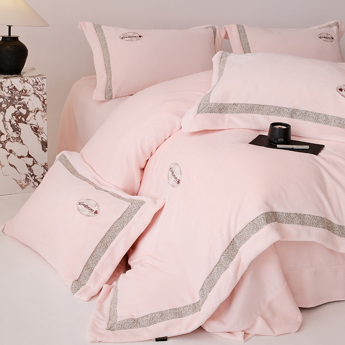 91家纺网 家纺一手货源 找家纺 宅家居 2025新款轻奢小香风高端保暖绒双拼角刺绣全消光高克重牛奶绒四件套-雾林玫瑰 雾林玫瑰-薄纱粉