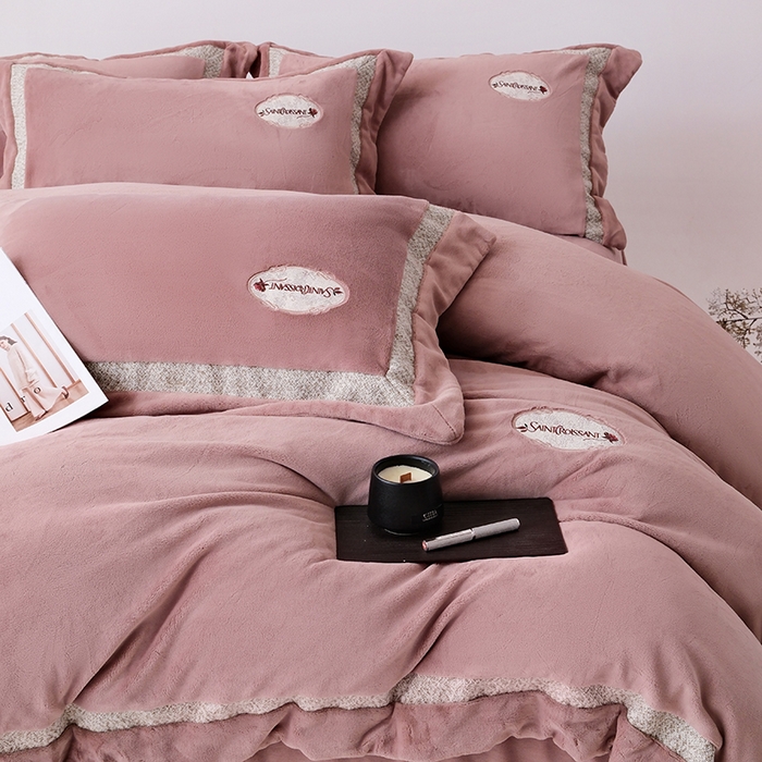 91家纺网 家纺一手货源 找家纺 宅家居 2025新款轻奢小香风高端保暖绒双拼角刺绣全消光高克重牛奶绒四件套-雾林玫瑰 雾林玫瑰-蔷薇粉