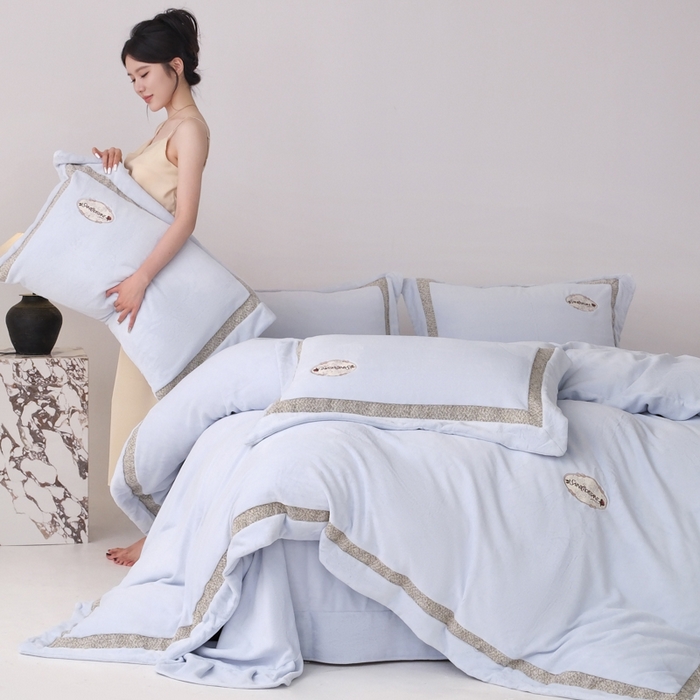 91家纺网 家纺一手货源 找家纺 宅家居 2025新款轻奢小香风高端保暖绒双拼角刺绣全消光高克重牛奶绒四件套-雾林玫瑰 雾林玫瑰-浅云蓝