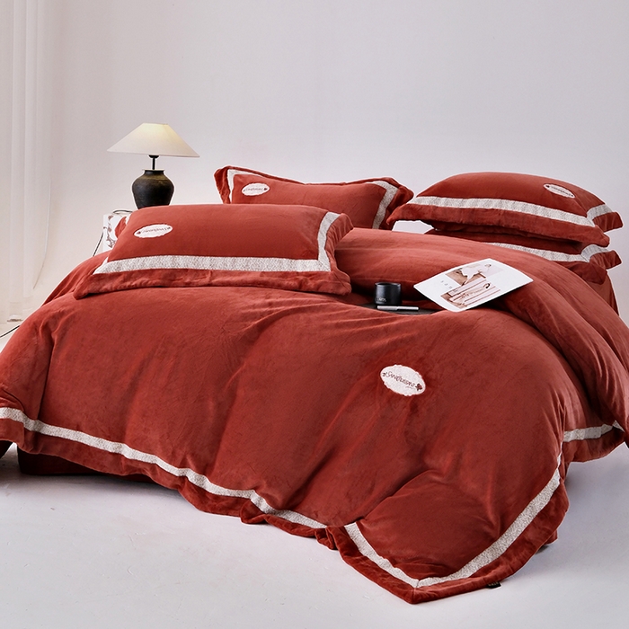 91家纺网 家纺一手货源 找家纺 宅家居 2025新款轻奢小香风高端保暖绒双拼角刺绣全消光高克重牛奶绒四件套-雾林玫瑰 雾林玫瑰-海棠红