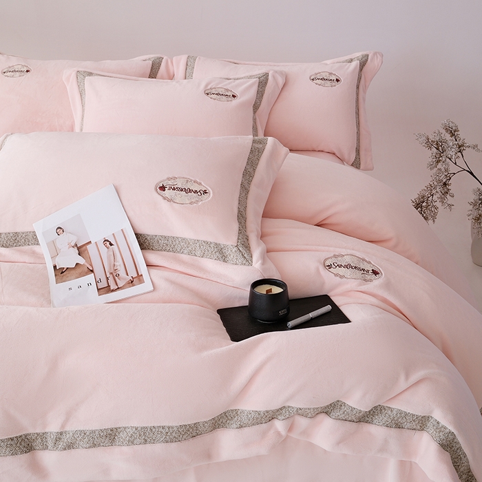 91家纺网 家纺一手货源 找家纺 宅家居 2025新款轻奢小香风高端保暖绒双拼角刺绣全消光高克重牛奶绒四件套-雾林玫瑰 雾林玫瑰-薄纱粉